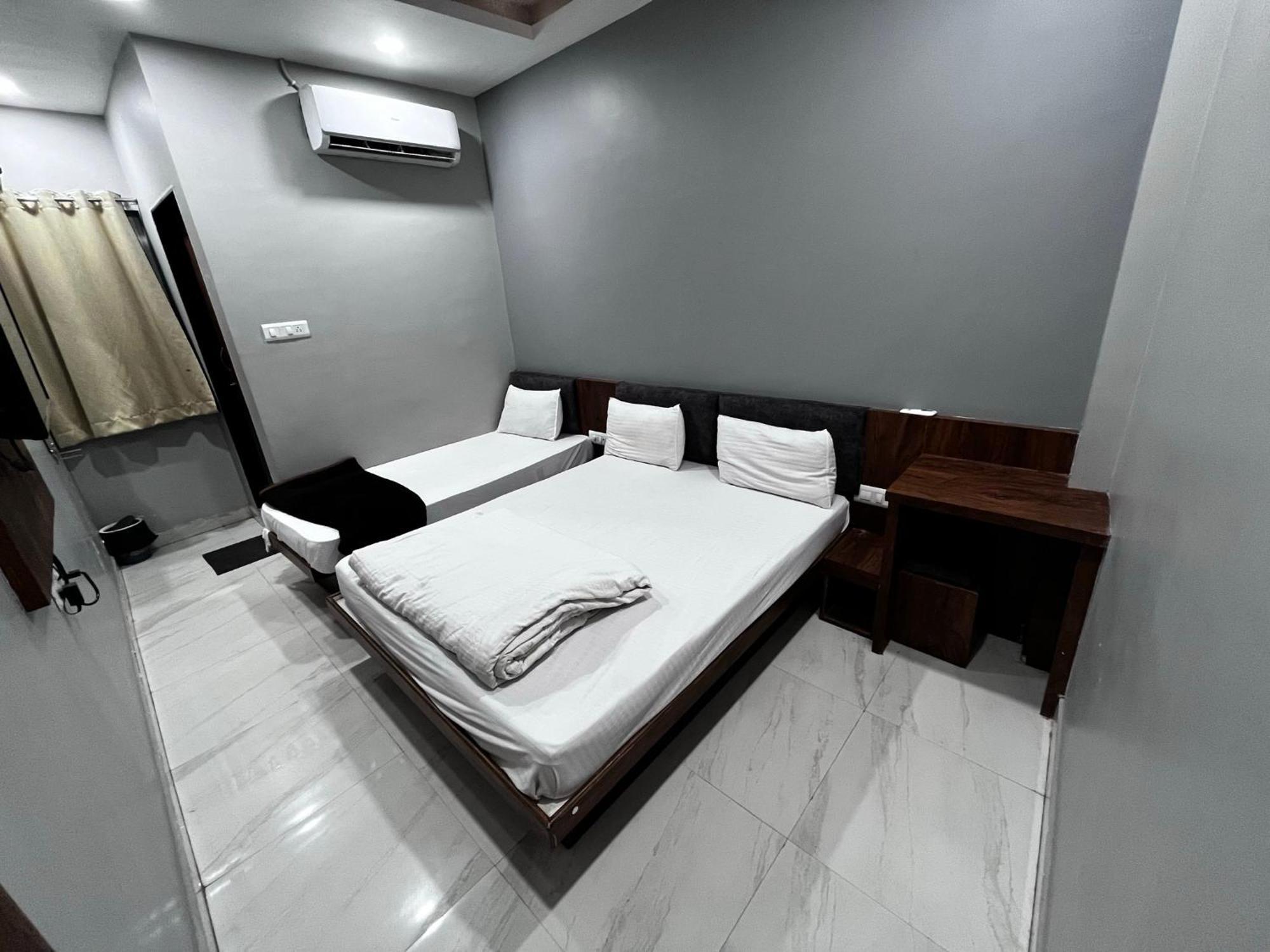 Hotel Shankar 우자인 외부 사진